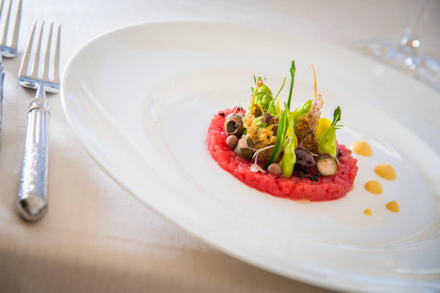 Riccardo Scamarico 2019: Tonno Rosso, roter Thunfisch, Spargelchicorée, Karpfenäpfel und Taggascia-Oliven