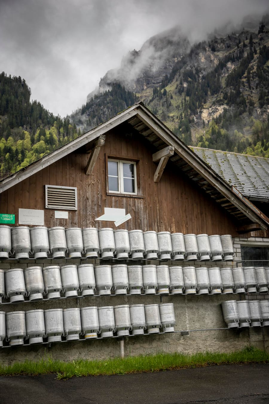 Sbrinz Alpkäserei Bergmatt,OW. Ramona Brülisauer und Patrick Bernet beim Käasen. Aufgenommen am 16.05.2023 ©David Birri