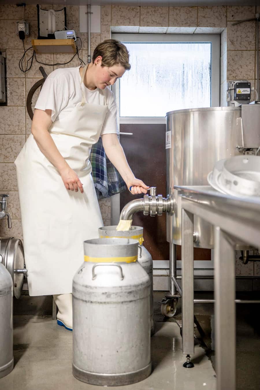 Sbrinz Alpkäserei Bergmatt,OW. Ramona Brülisauer und Patrick Bernet beim Käasen. Aufgenommen am 16.05.2023 ©David Birri