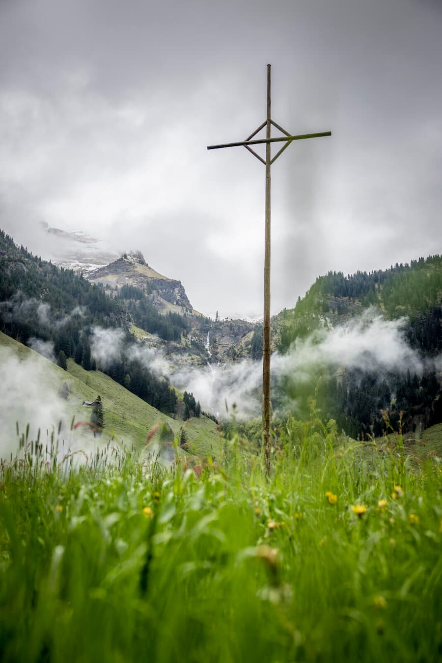 Sbrinz Alpkäserei Bergmatt,OW. Ramona Brülisauer und Patrick Bernet beim Käasen. Aufgenommen am 16.05.2023 ©David Birri