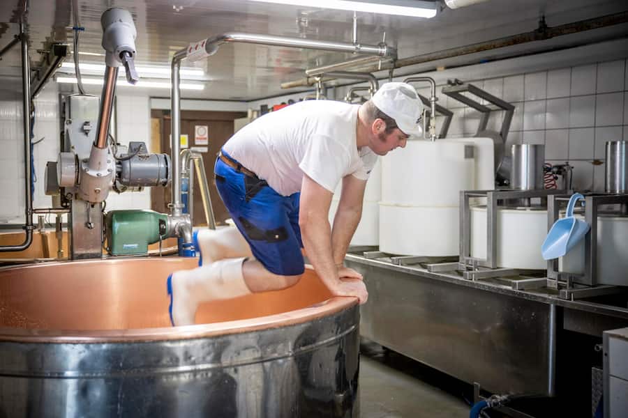 Sbrinz Alpkäserei Bergmatt,OW. Ramona Brülisauer und Patrick Bernet beim Käasen. Aufgenommen am 16.05.2023 ©David Birri