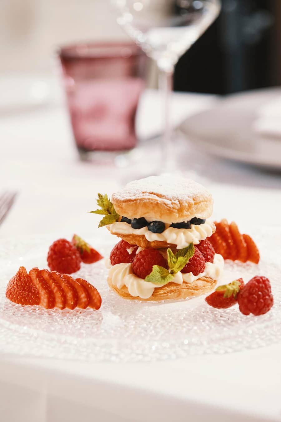 Mille foglia con crema chantelly e frutti rossi Klingler's Ristorante im Grand Hotel National Haldenstrasse 4 6006 Luzern Chef de Service: Chris da Col Chef: Valeriano Flori