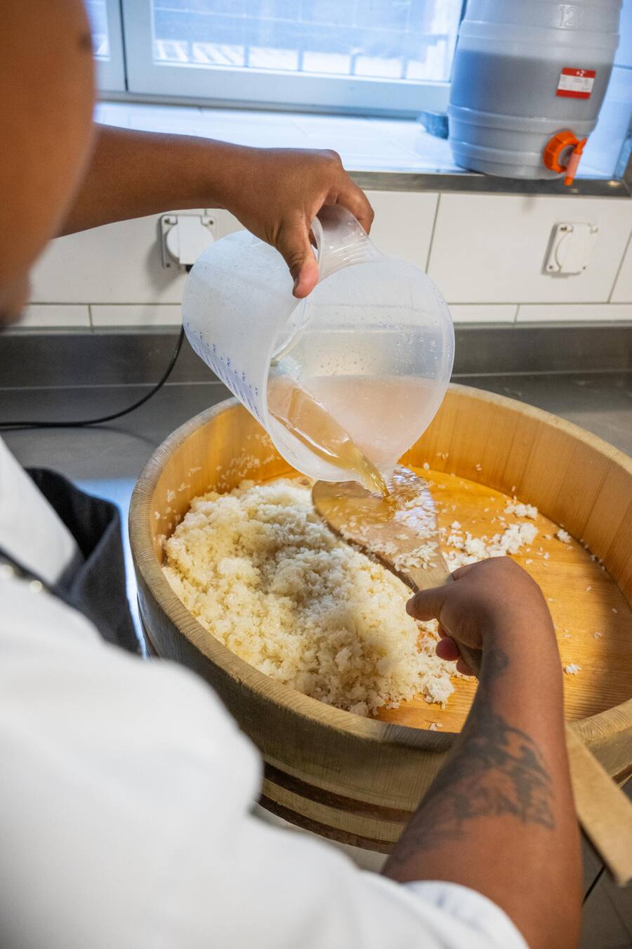 Der Essig wird in ungefähr sechs Schritten beigefügt, «jedes Korn soll gleich gewürzt sein».