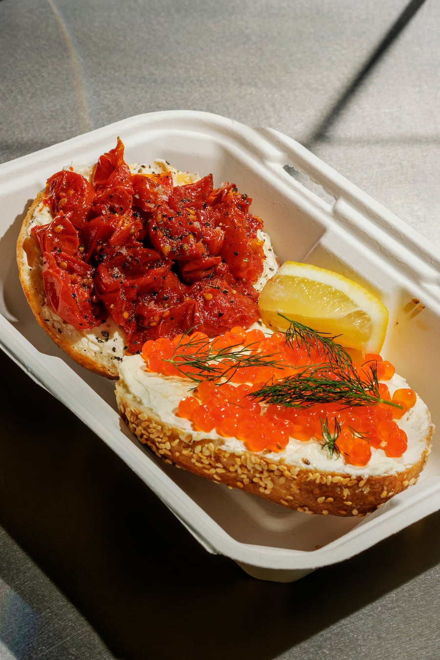The Bagel Shop Zurich mit Lachsrogen und confierten Tomaten