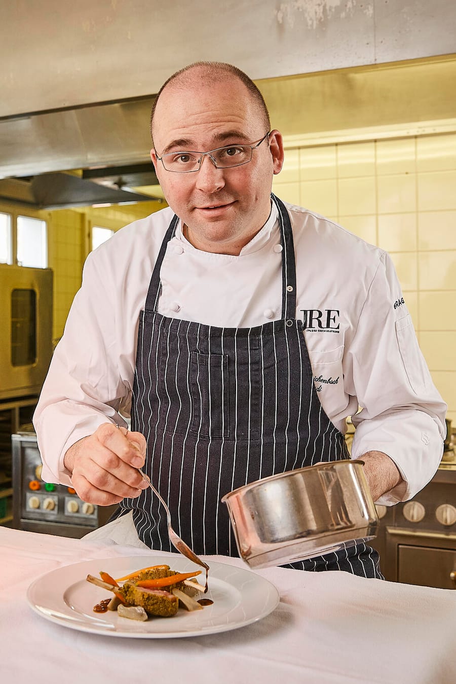 Zubereitung Lammkotelett / Lamm-Rex vom Surselva Lamm in der Kräuterkruste, Artischoken und Karotten, Bagna-Cauda-Sauce, Bündner Bramata-Polenta. Manuel Reichenbach von der Casa Tödi in Truns GR, 20.03.2020. Foto Lucia Hunziker Casa Tödi, Casa Toedi, Manuel Reichenbach, Trun, neu getestet © Lucia Hunziker