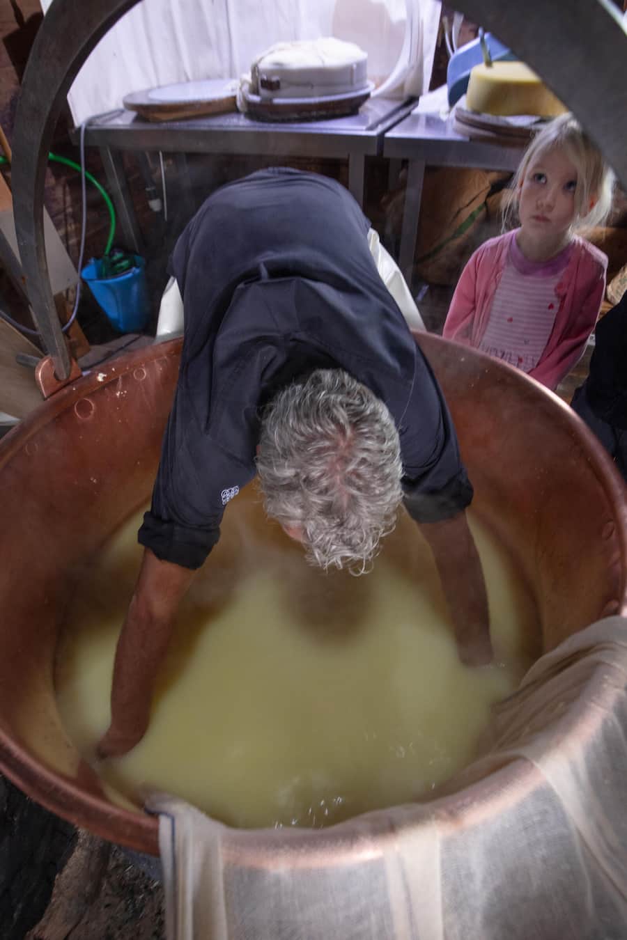 Alp Eggli, Göschel und Tochter Ladina (4) beim Käse herausnehmen