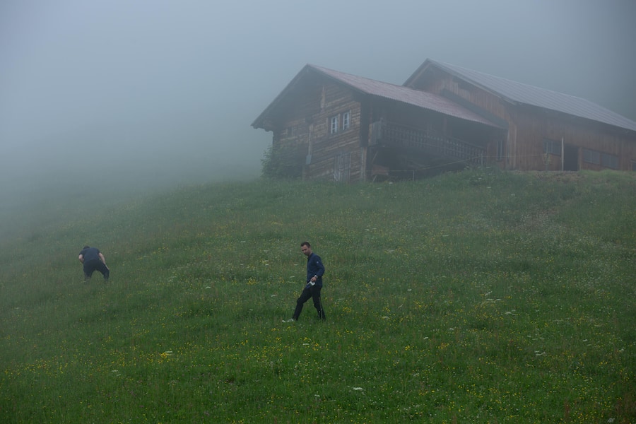 Alpenkräuter sammeln Silvio Germann (m) und Giuseppe Lo Vasco