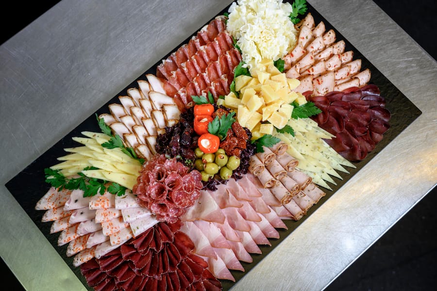 Ariane Aeschlimann (24) ist Fleischfachfrau sprich Metzgerin, sie vertritt ihren Beruf für die Schweiz an den EuroSkills. Aufgenommen am 6.07.23 in der Metzgerei Wuetrich in Muenchenbuchsee. Bild © Remo Naegeli