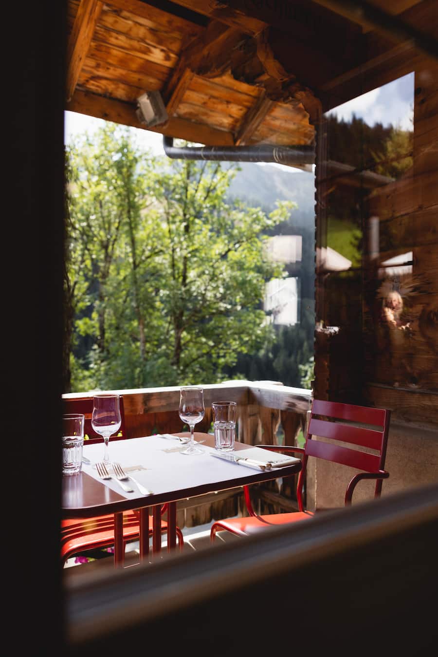 Heimelige Terrasse in einem Bergrestaurant