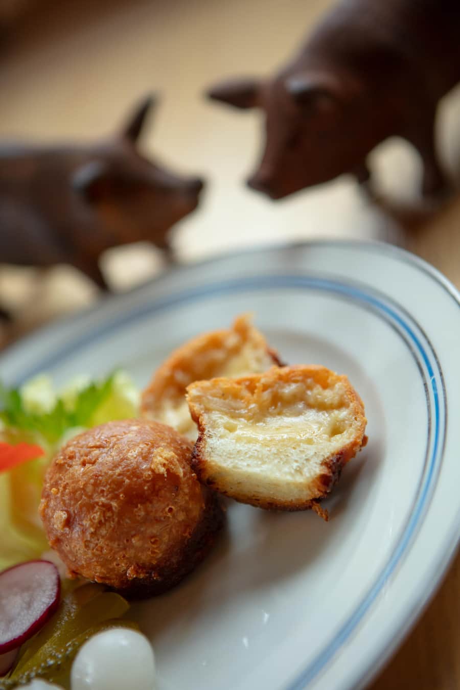 Teller mit rustikalem Gericht