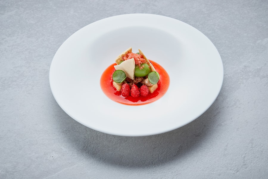 Stefan Heilemann, guest chef July 2023, Food, Restaurant Ikarus, Hangar-7, Salzburg, Austria, 2023.07.01, Strawberry, Sorrel, Liquorice, Felchlin Bionda chocolate / Stefan Heilemann, Gastkoch Juli 2023, Gericht, Restaurant Ikarus, Hangar-7, Salzburg, Ãsterreich, 2023.07.01, Gariguette Erdbeeren, Sauerampfer, SüÃholz, Felchlin Bionda Schokolade // Helge Kirchberger Photography / Red Bull Content Pool // SI202307030531 // Usage for editorial use only //