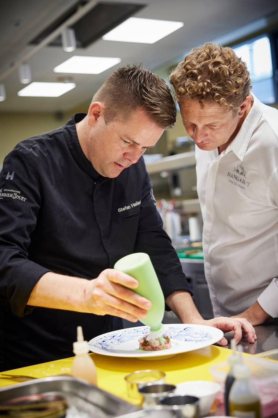 Stefan Heilemann, guest chef July 2023, kitchen, Restaurant Ikarus, Hangar-7, Salzburg, Austria, 2023.07.01, Stefan Heilemann, Martin Klein / Stefan Heilemann, Gastkoch Juli 2023, Küche, Restaurant Ikarus, Hangar-7, Salzburg, Ãsterreich, 2023.07.01, Stefan Heilemann, Martin Klein