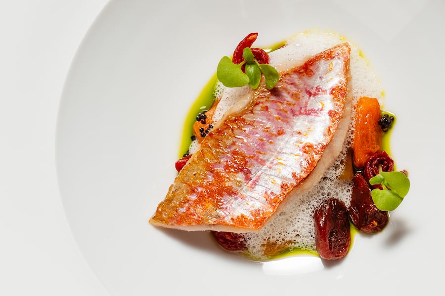 Rouget BarbetAubergine / Tomaten / weisser Tomatenschaum / Basilikumöl - Prato Borni - Zermatterhof Zermatt - Heinz Rufibach - 07/2023 - Copyright Olivia Pulver