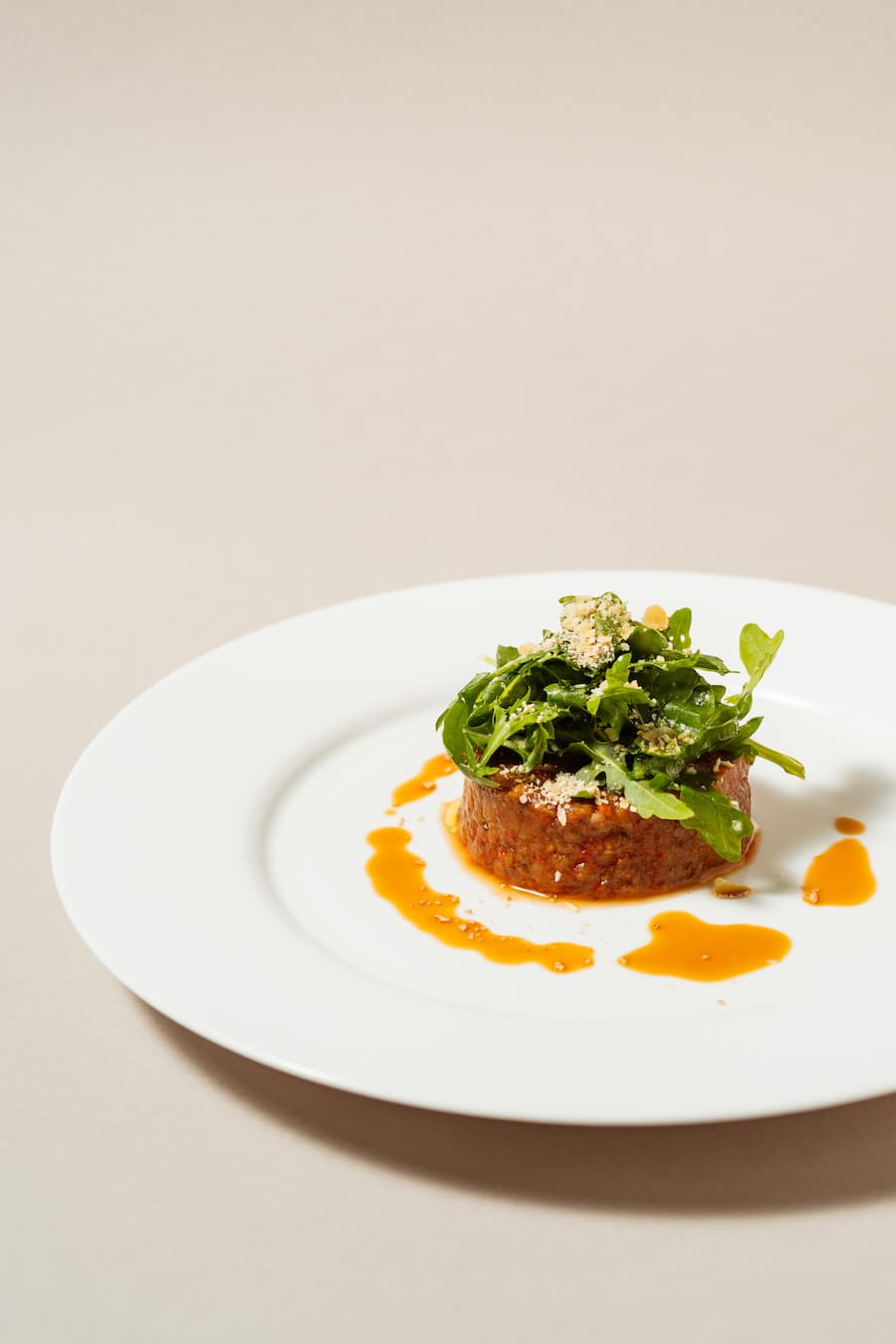 Auberginen Tatar, Lusi - Zermatterhof Zermatt - Heinz Rufibach - 07/2023 - Copyright Olivia Pulver