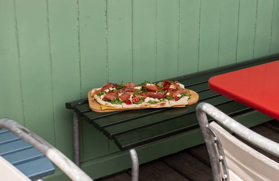 Hier lässt es sich an sonnigen Tagen geniessen: Knusprige Pinsa mit Blick auf den Rhein. 20.07.2023. Rhybadhysli Santihans. Sydney Karolewski