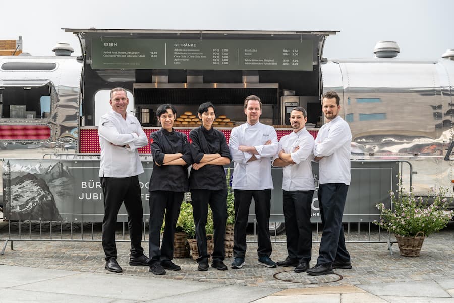 Links Mike Wehrle, Zwillinge Vilaj und Virat Kanjan, Tobias Peyerl, Damian Carini, Hannes Grössinger