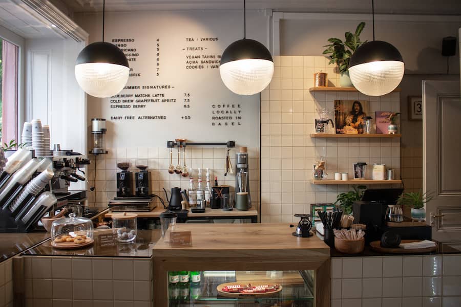 Klein aber fein: Hier an der Feldbergstrasse gibt es weit mehr als nur kalten Kaffee. 20.07.2023. Daniska Basel. Sydney Karolewski