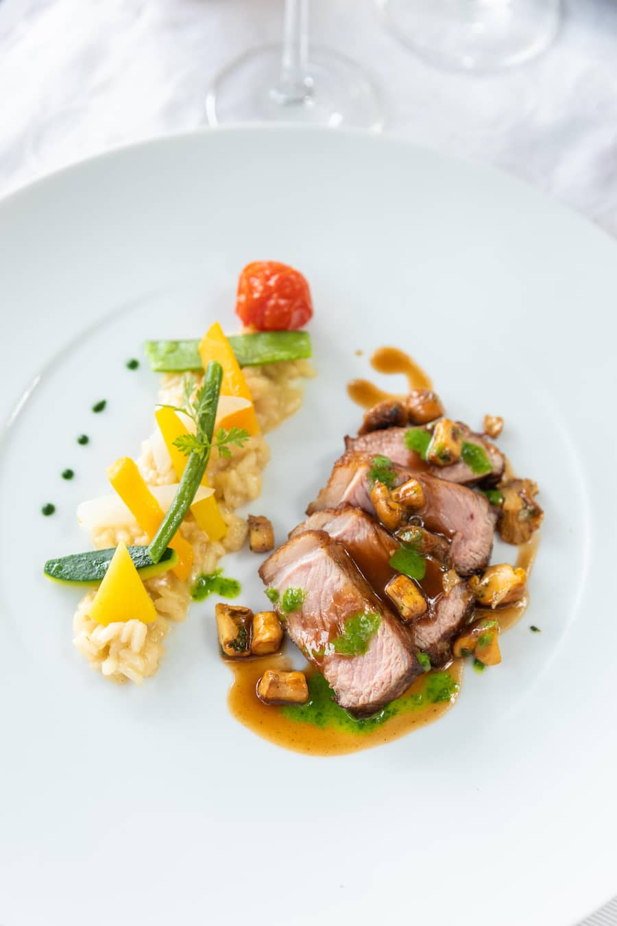 Besuch bei dem Restaurant 'La Table de Suter', Chef Pierrick Suter,Lieblingsrlokal von Bundesrat Guy Parmelin. Fotografiert am 29.06.2023 in Lucens GERICHT: Kalbsfilet vom Land mit Pfifferlingen, Canaroli-Risotti, Gemüse aus dem Garten