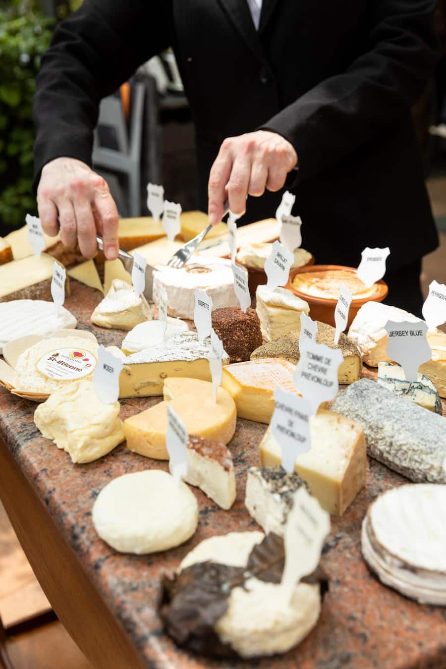 Besuch bei dem Restaurant 'La Table de Suter', Chef Pierrick Suter,Lieblingsrlokal von Bundesrat Guy Parmelin. Fotografiert am 29.06.2023 in Lucens Käsebuffet