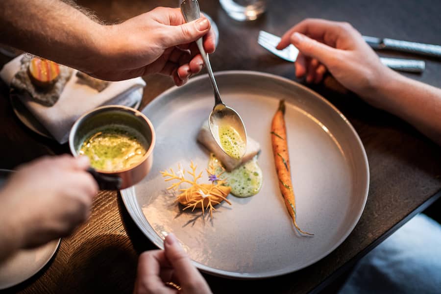 Du Bourg, Biel Gericht: Felchen aus dem Bielersee, Karotte in Texturen, Beurre Blanc mit Estragonöl