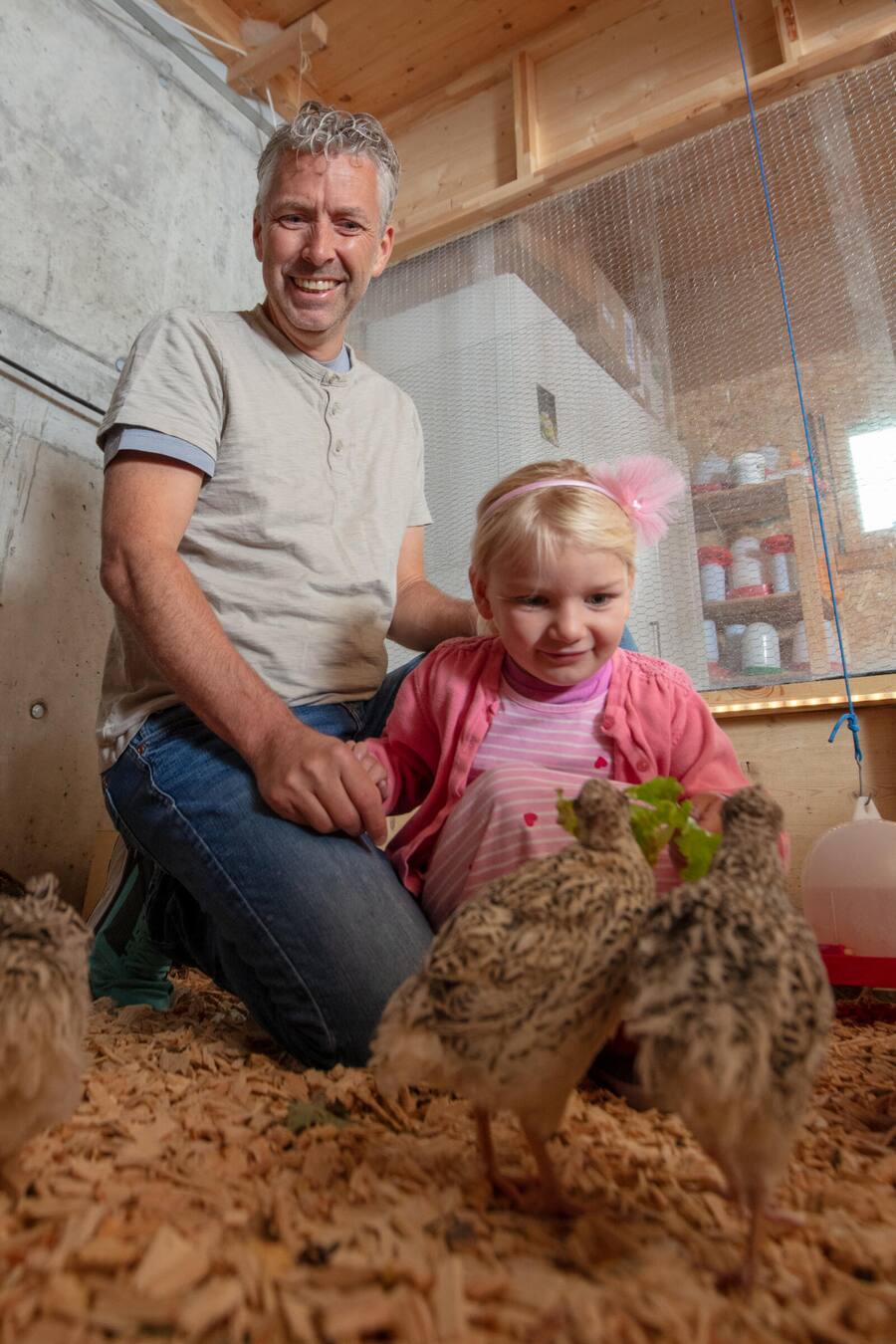 Martin Göschel und seine Tochter Ladina (4) mit japanischen Legewachteln