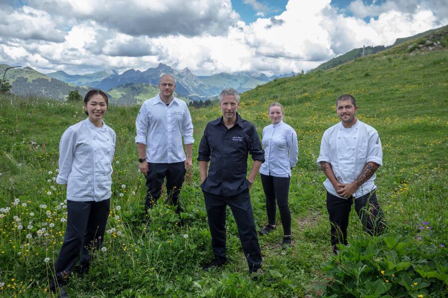 Martin Göschel Küchenchef The Alpina mit seinem Team von Links: Kendra Thongsamouth, Klaus Menze, Martin Göschel, Kim Jana Burgard, Aurelio Marcos Rodriges.
