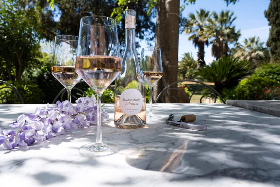 Mademoiselle Les Valentines im Garten des Weingutes