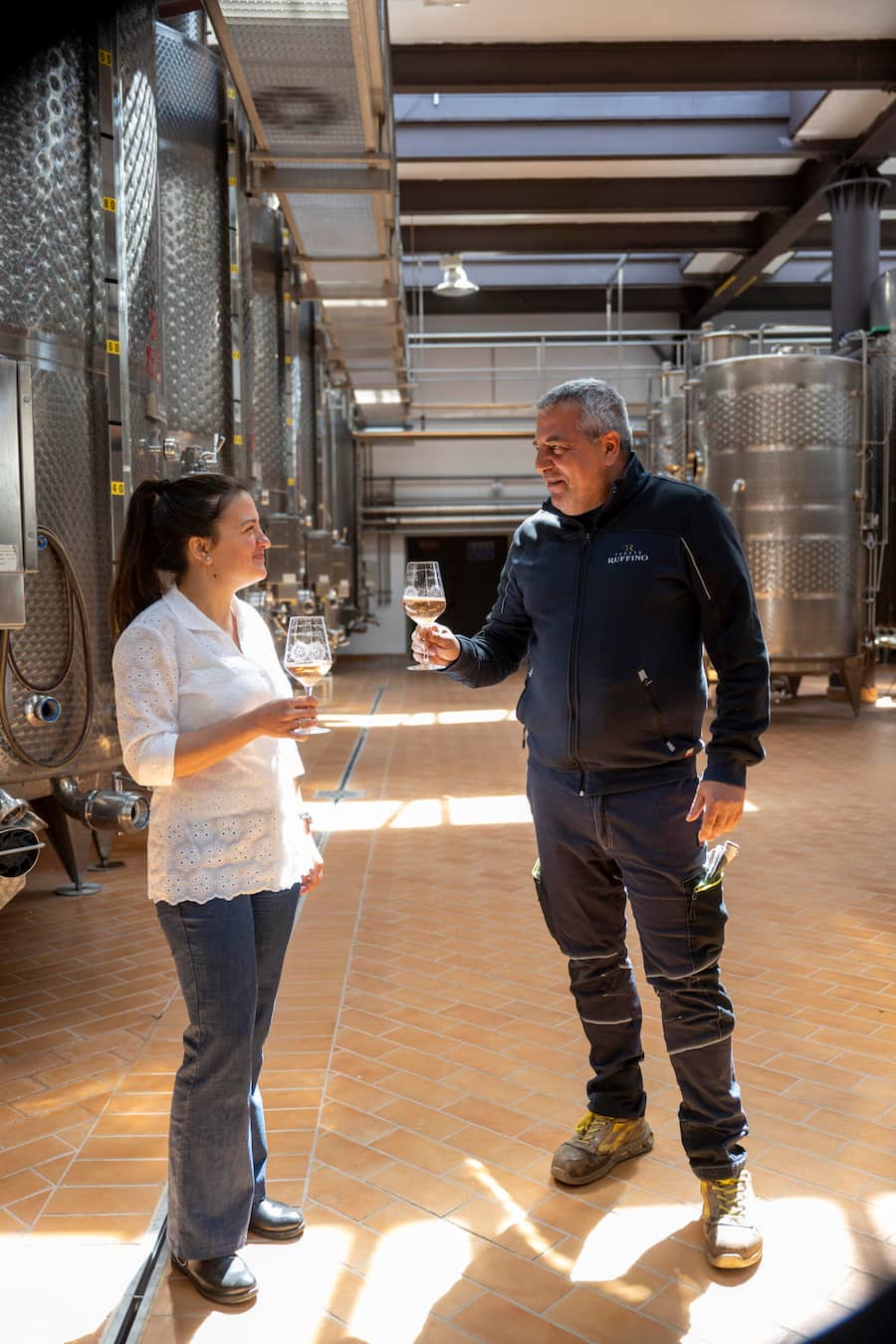 Ãnologin Jelena JeremiÄ probiert mit Kellermeister Marco De Angelis einen Rosé vor der Abfüllung