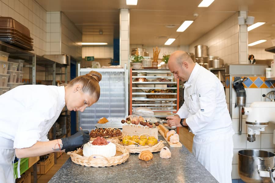 Zwei Patissiers arbeiten am Tresen