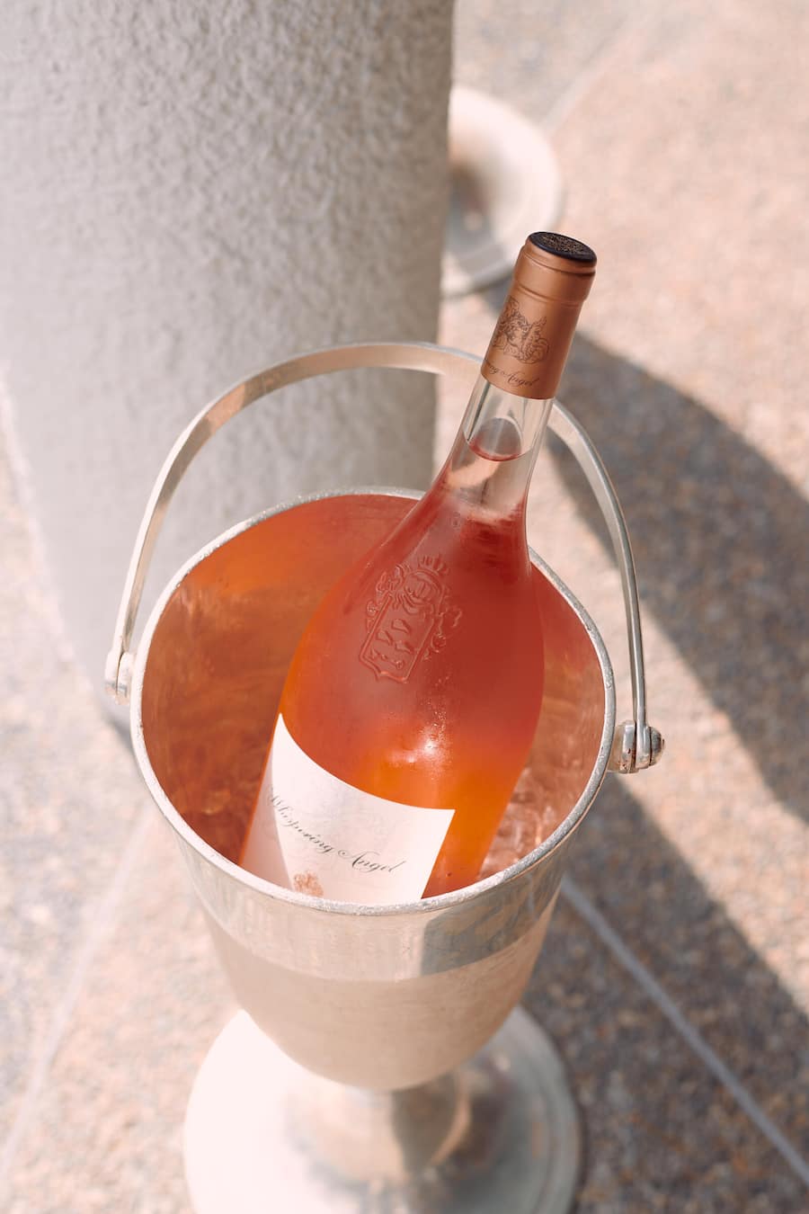 Flasche Roséwein in silbernem Weinkühler