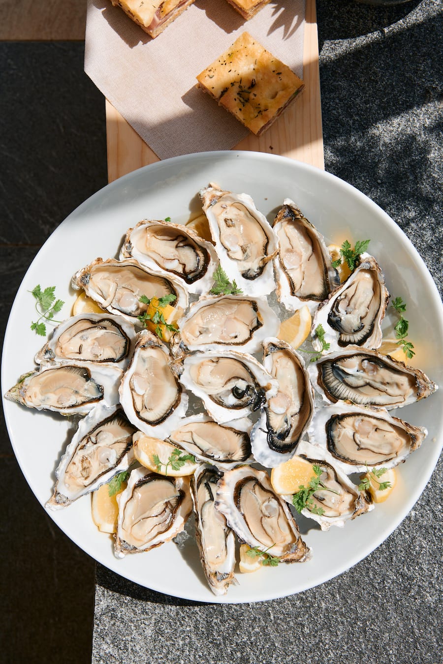 Grosser Teller mit Austern auf Eis