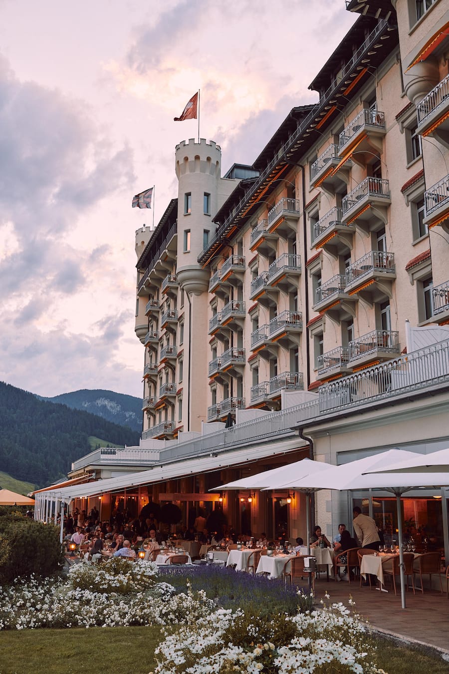 Lukushotel mit Terrasse in der Dämmerung