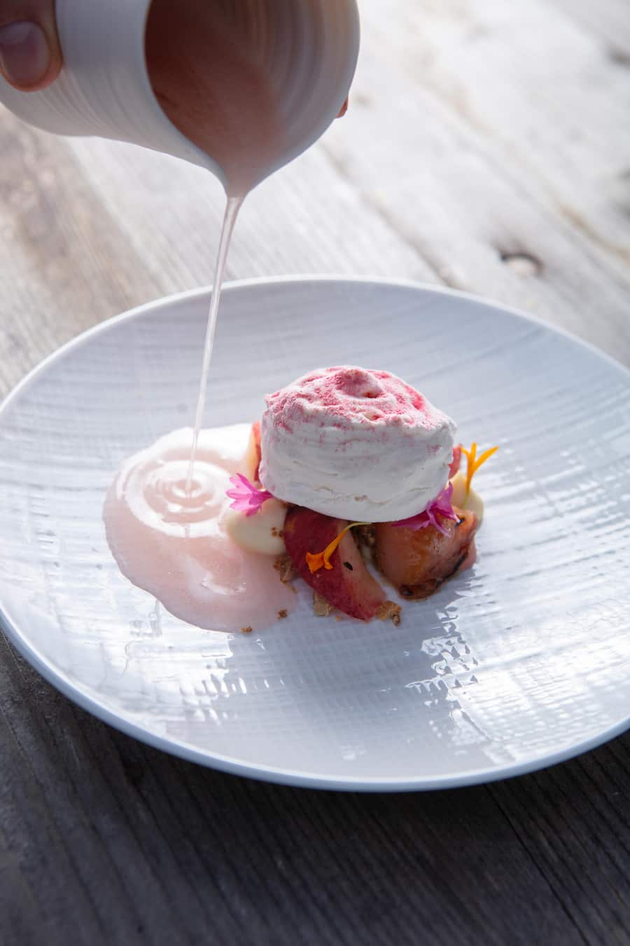 Pfirsich vom Feuer, Mandel-Amarettoschaum aus dem Stickstoffbehälter.