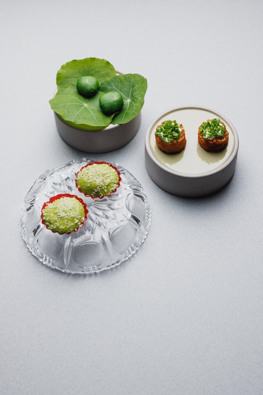 Restaurant Verena, Olten, Snacks, Kartoffeltaler mit Sauerrahm und Schnittlauch, Kapuzinerblatt mit Morcheln, Randentartelette mit grünem Spargel und Belperknolle