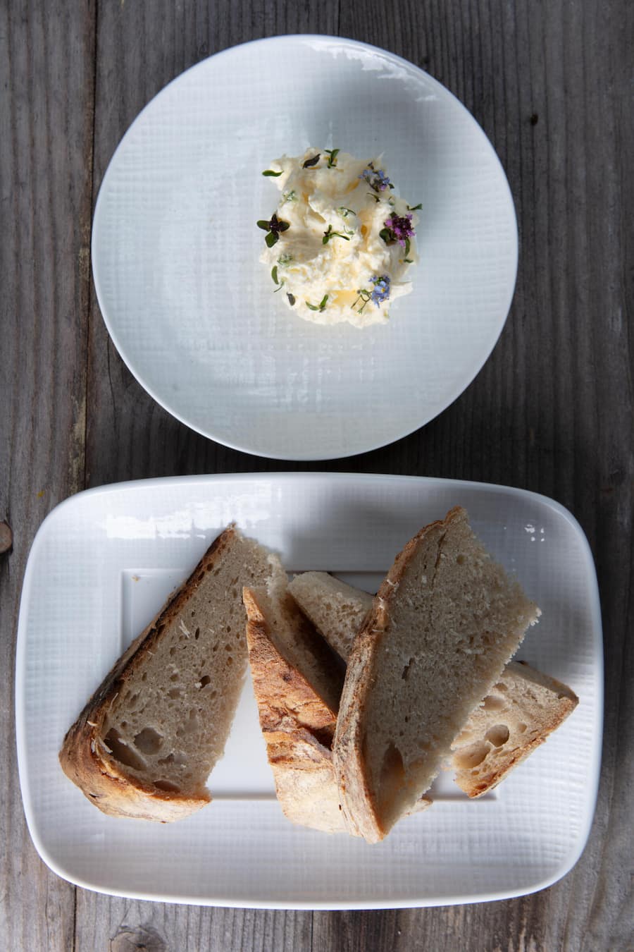 Sauerteigbrot, in einem Topf über dem Feuer gebraten.