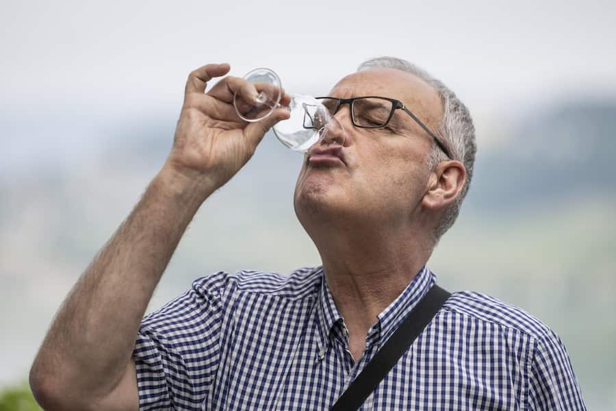 Bundesrat Guy Parmelin trinkt ein Glas Wasser, waehrend der Bundesratsreise, am Donnerstag, 29. Juni 2023 in Murten. (KEYSTONE/Alessandro della Valle)