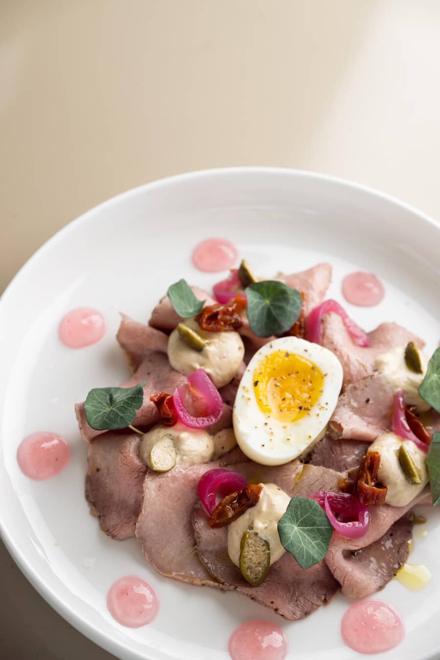 GM_Restaurant Tracht, Rüschlikon, Vitello Tonnato, Ei, Kapern, gepickelte Zwiebeln