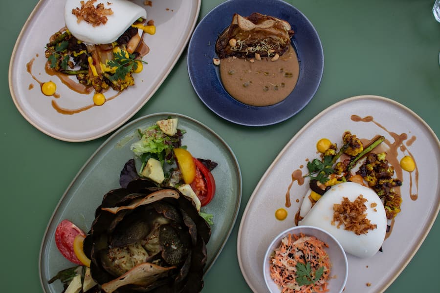 Vegetarische Bao Bun, gedämpfter Spitzkohl mit Topinamburcreme & Artischoke zum Zupfen und Knabbern. 20.07.2023. Basso. Sydney Karolewski