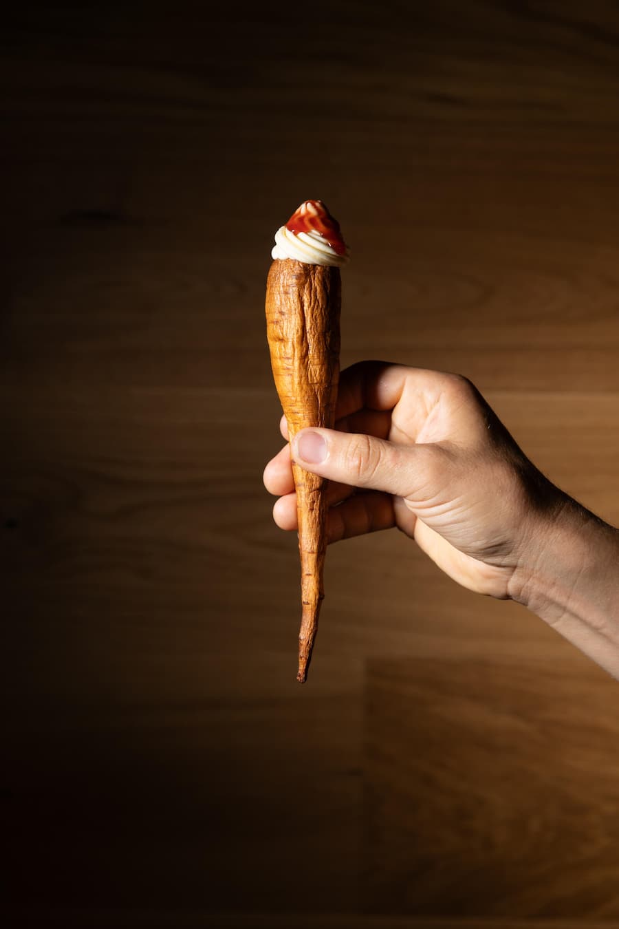 VILLA HUNDERT | BOUTIQUE MOUNTAINSCAPE DESSERT: HOLLOW PARSNIP, PARSNIP ICE CREAM, STANS BRIE CHEESE Fotografiert am 20.07.2023