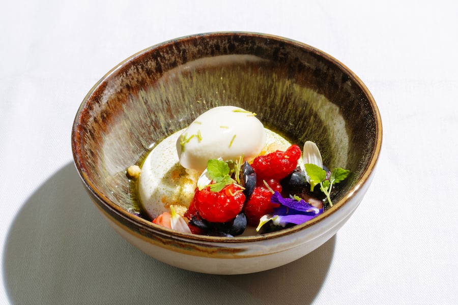 Antonio Gullo – Beeren mit Fichte und Joghurt, GaultMillau Hotel des Jahres 2024