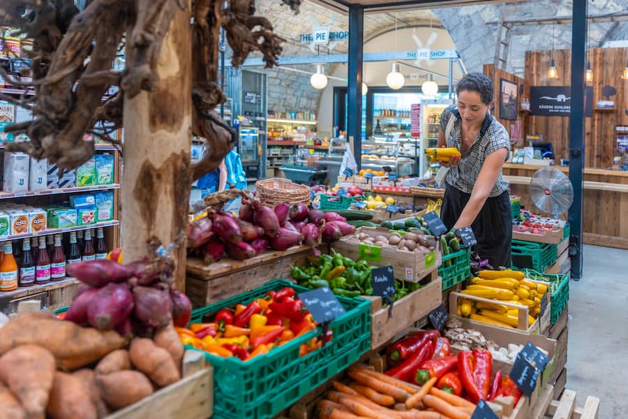 Alexandra Marmaziu, Foodbloggerin aus Zürich im Viadukt & beim Einkaufen Fotografiert am 19.07.2023