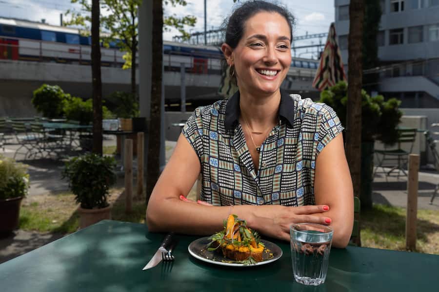 Alexandra Marmaziu, Foodbloggerin aus Zürich im Osso (oder vor dem Osso) Fotografiert am 19.07.2023