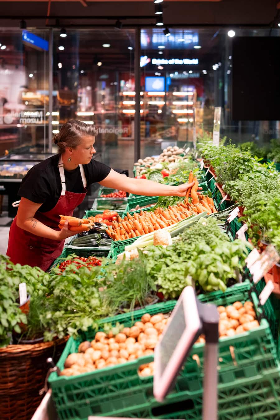 Andrea Troxler No-Food-Waste; Andrea Troxler beim Rundgang in der Markthalle, im Bild bei der Gemüseabteilung. © Valeriano Di Domenico