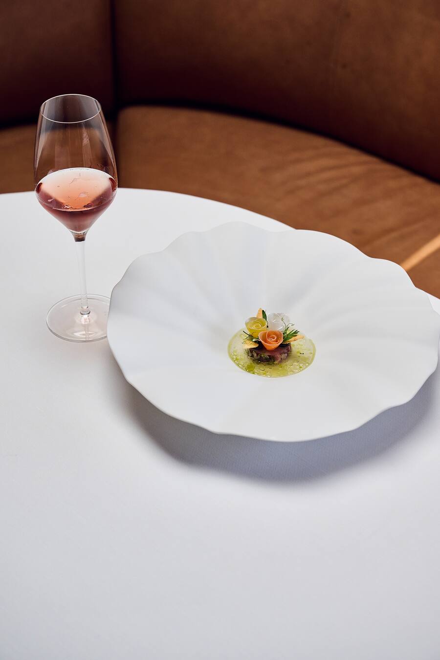 Balfego Tuna, Nori Algen, Ingwerbiersud, Rosen aus eingelegten Karotten, Wasabi und Kaffirlimette.