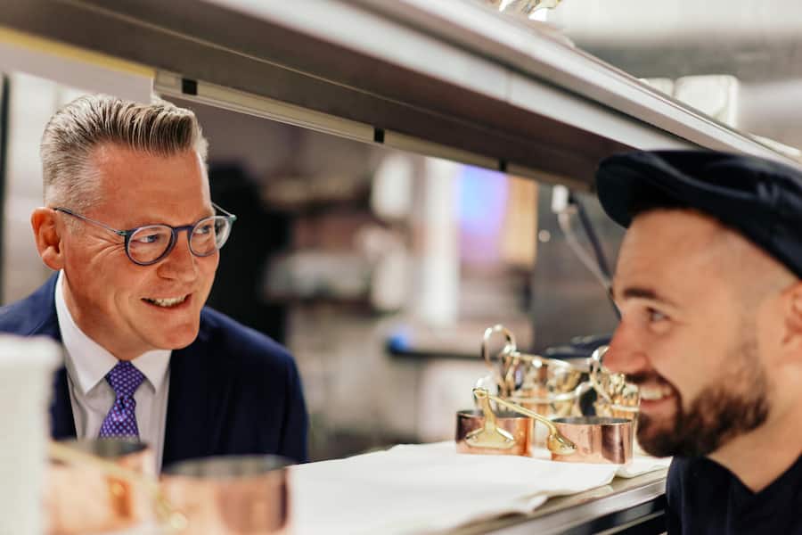 Maître d'Hôtel Hervé Mahler und Chef de Cuisine Thomas Schaefer. Brasserie Les Trois Rois, Grand Hotel Les Trois Rois, Basel, BS