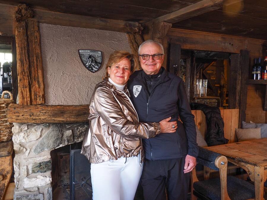 Max und Vrony Cotting-Julen vor und im restaurant "Chez Vrony" vor dem Giltsteinofen der Vorfahren. Bilder aus dem Julen Buch ©Caroline Hauger