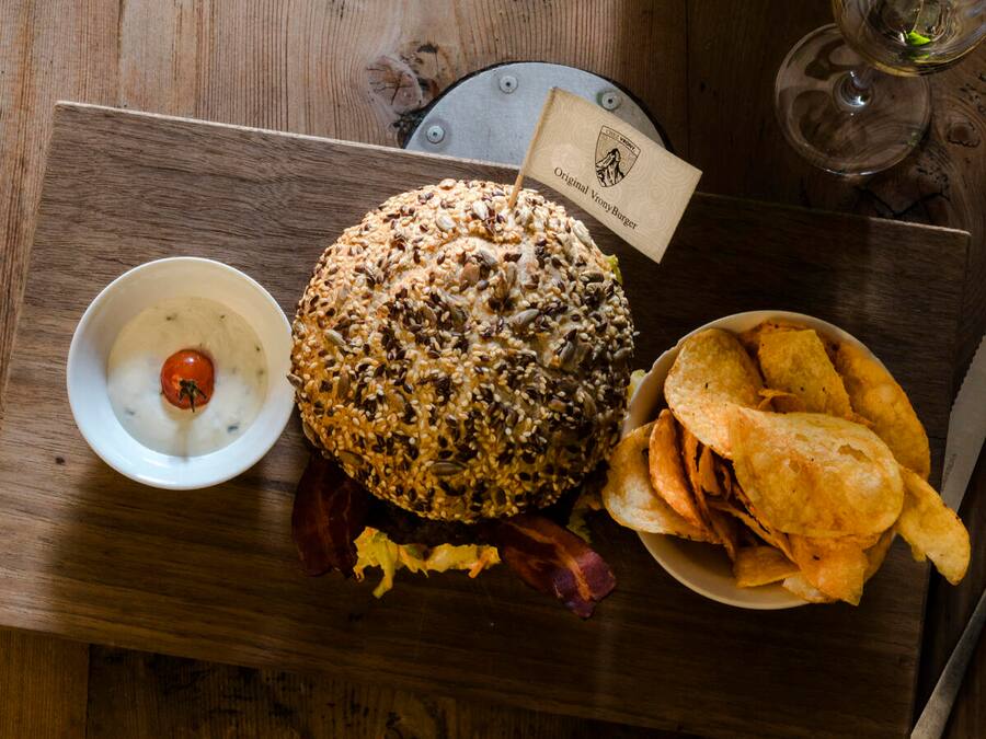 Hamburger auf rustikalem Holzbrett