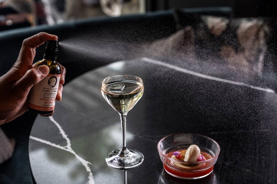 27.08.2023; Zürich: Kitchen Party in der Bar am Wasser mit Patrick Mahler. Creumeux Oolong Tee, Edelweiss,Couverture, geschmortes Pfirsichkompott, Manelsablé, eingelegte Holunder-Pfirsiche, Oolong-Eis, Pfirsichsud mit Mandelöl. Drink: Milch ohne Molke (rausfiltert mit Säure), Vanillejogurt, Pfirsich-Destillat und - Likör sowie Bitter-Spray Lovely Beach Bitter. © Valeriano Di Domenico