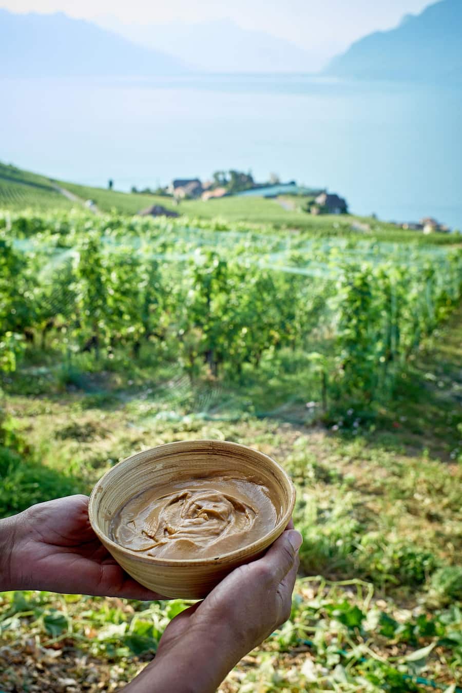 Eric et Bertrand Bovy,du domaine Bovy invite une thérapie par le vin avec pour gommage le marc de vin moulin et pour lâenveloppement de la lie de vin et en prenant le bain un verre du chasselas © sedrik Nemeth