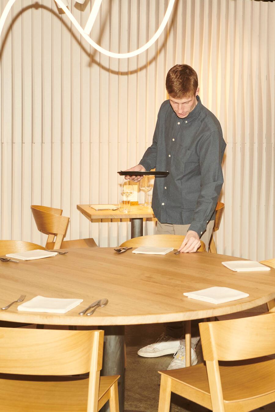 Begleitet den Abend mit Getränken - mit oder ohne Alkohol: Nicolas Bernet.